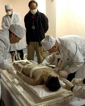 西汉贵族老太太墓竟现特殊女性用具，专家纷纷称奇！(2)