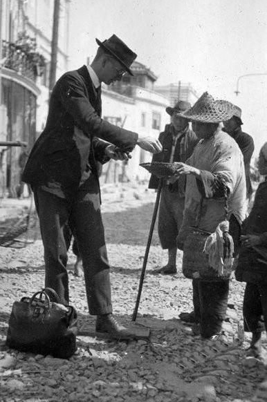 百年前老照片：清末民初街头乞丐，手里都拿着一根打狗棍(1)