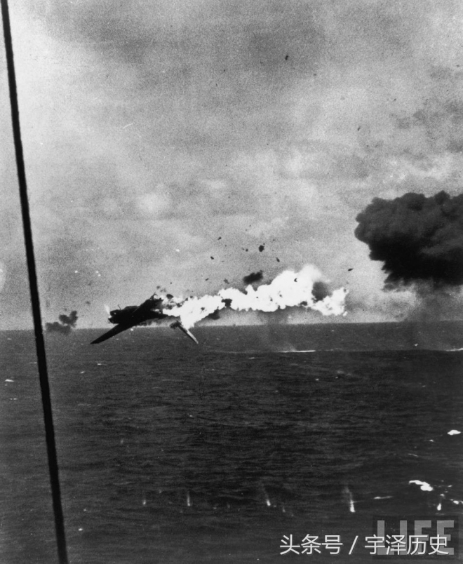 盘点老照片：日本神风自杀机撞美国军舰瞬间！(3)
