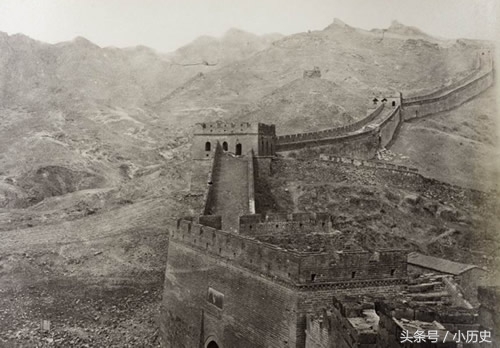 清朝老照片：妇女骑驴出门，官员乘四抬大轿，那双小脚挺吓人(3)