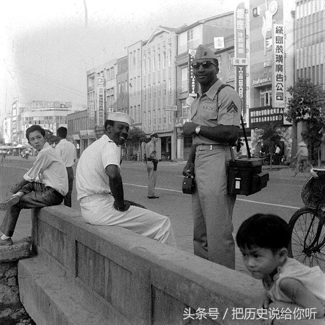 1950年，美国大兵在台湾，迅速与台湾女子“打成一片”(2)