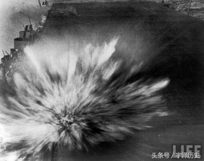 盘点老照片：日本神风自杀机撞美国军舰瞬间！(4)