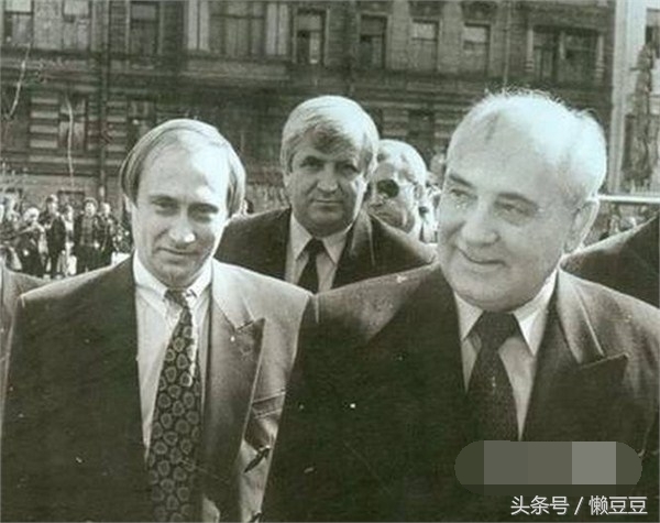 普京克格勃罕见旧照：跑龙套为领导人提包，乔装游客红场当“托”(1)