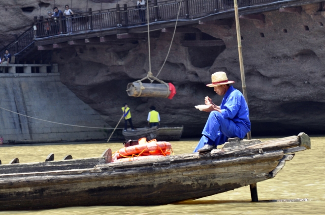 离河面高达几十米悬棺在古代如何安放进洞穴？现在还是个不解之迷(4)