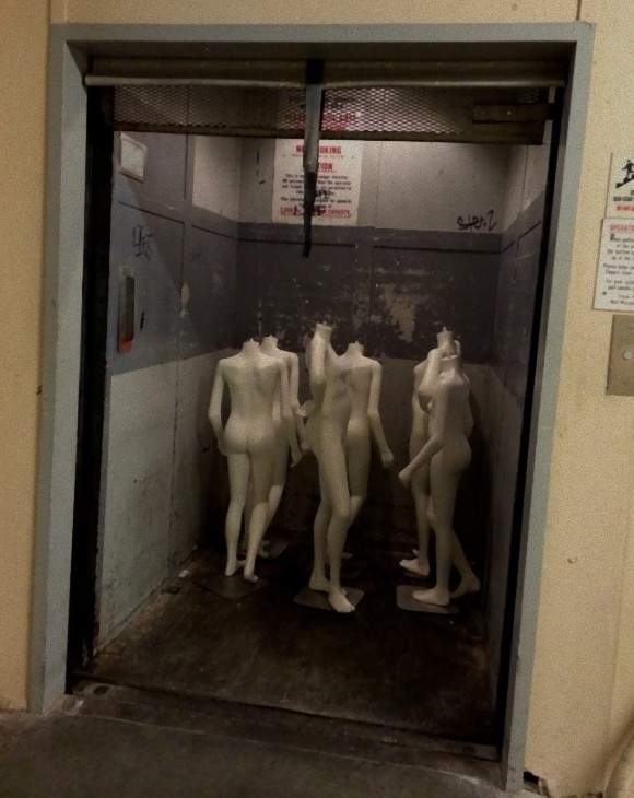 男子搬进了新家后，地下室的场景吓得他腿软了！(2)