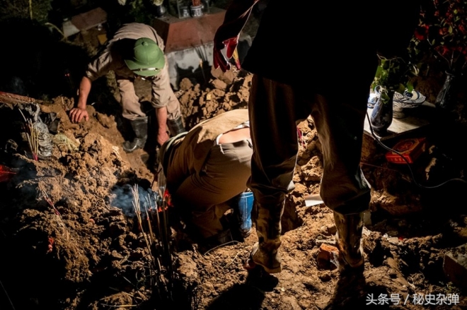 实拍越南骇人听闻的再葬礼全过程，挖出亲人3年遗骨再安葬(1)