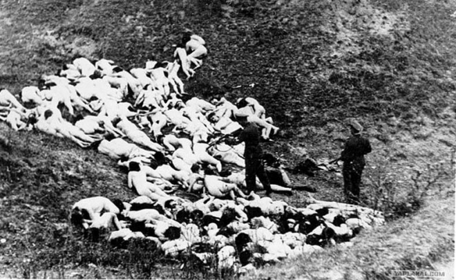 10张老照片反应纳粹士兵对犹太妇女的罪行：强迫脱光后集体屠杀(2)