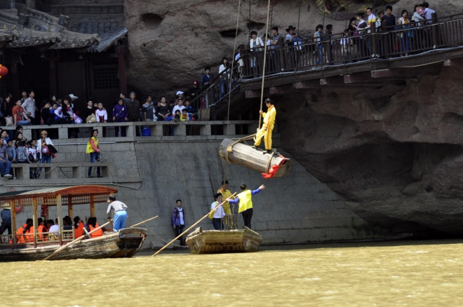 离河面高达几十米悬棺在古代如何安放进洞穴？现在还是个不解之迷(5)