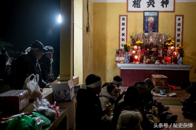 实拍越南骇人听闻的再葬礼全过程，挖出亲人3年遗骨再安葬(3)