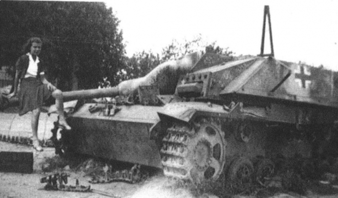 被摧毁的坦克成为美女们的“道具”，最后两张给人深远的思考！(3)