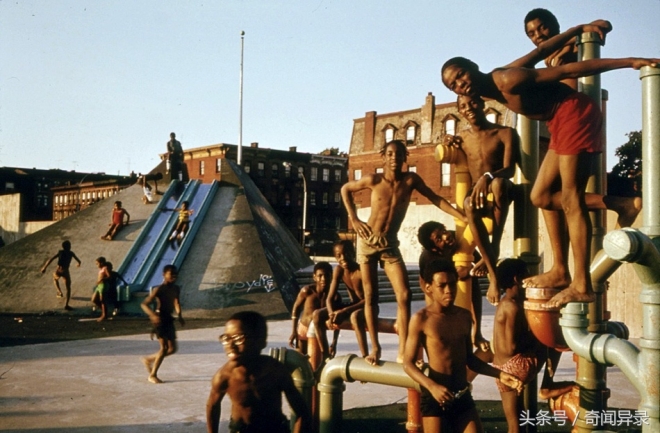 上个世纪七十年的纽约 高楼林立 交通拥堵严重。(5)