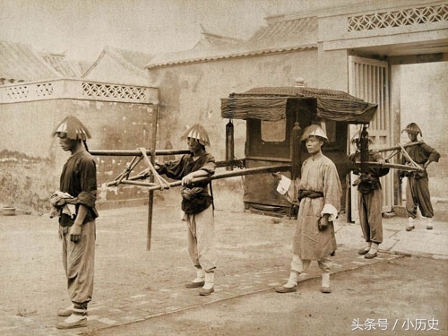 清朝老照片：妇女骑驴出门，官员乘四抬大轿，那双小脚挺吓人(2)