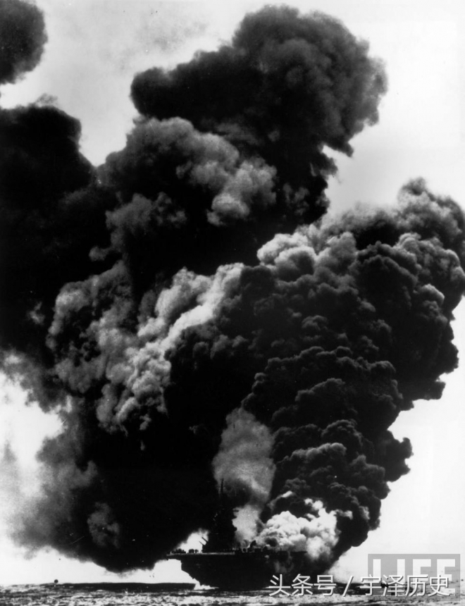 盘点老照片：日本神风自杀机撞美国军舰瞬间！(1)