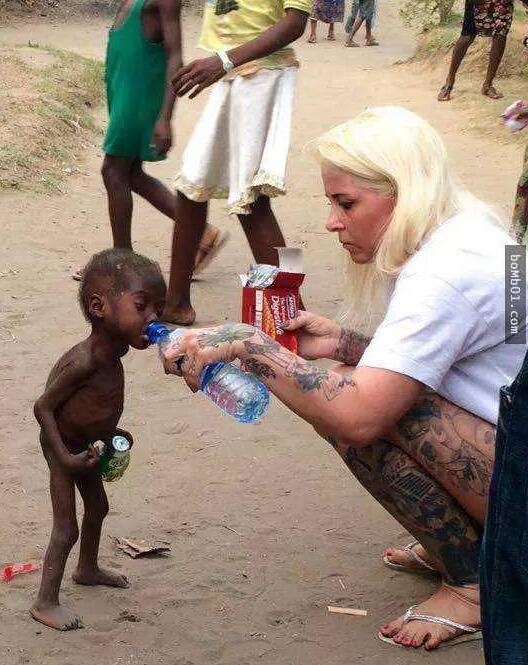 12岁赤裸小男孩竟已乞讨八个月，让人看了心痛(1)