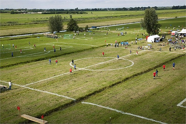 建在田上 河道从中穿过 世上还有如此奇葩足球场(2)