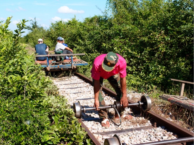 直击柬埔寨的竹火车，比动车刺激却即将消失(3)