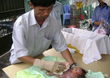 这个人收养了百名小孩，亲手埋葬了上万名婴儿，当之无愧的好爸爸(3)