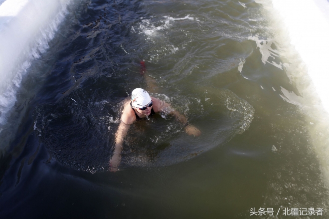 东北大叔大妈-33℃极寒赤膊泡冰水 晒“日光浴”做俯卧撑健身(2)