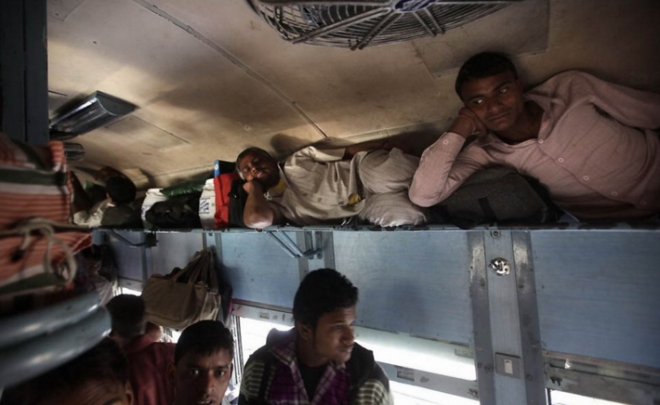 让人瞠目结舌的印度火车，除了印度人还有谁敢坐上去！(2)