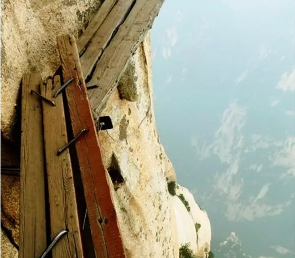 华山长空栈道！看完图片手心不出汗的人去换条裤子吧(2)