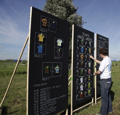 建在田上 河道从中穿过 世上还有如此奇葩足球场(3)