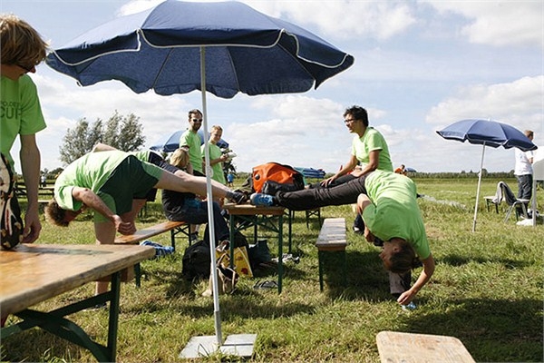 建在田上 河道从中穿过 世上还有如此奇葩足球场(3)