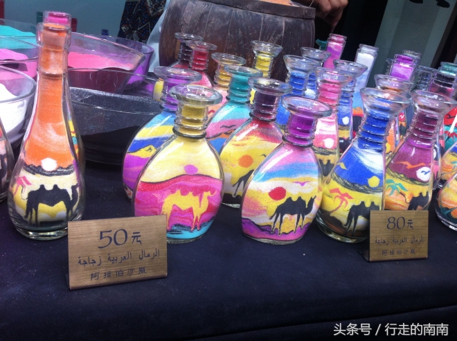 迪拜“大叔”在成都现做现卖阿拉伯沙瓶画，异域风情浓郁(2)