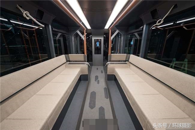 从外面看就帅到不行的未来电车，踏进去后谁会想离开啊(2)