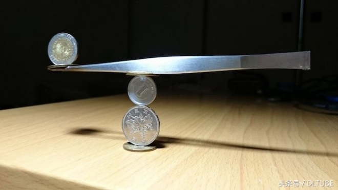 日本小伙把硬币叠出新高度(1)