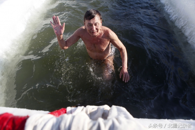 东北大叔大妈-33℃极寒赤膊泡冰水 晒“日光浴”做俯卧撑健身(1)