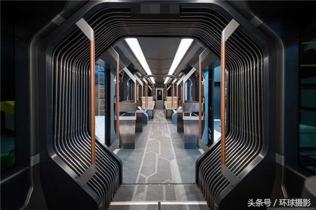 从外面看就帅到不行的未来电车，踏进去后谁会想离开啊(3)