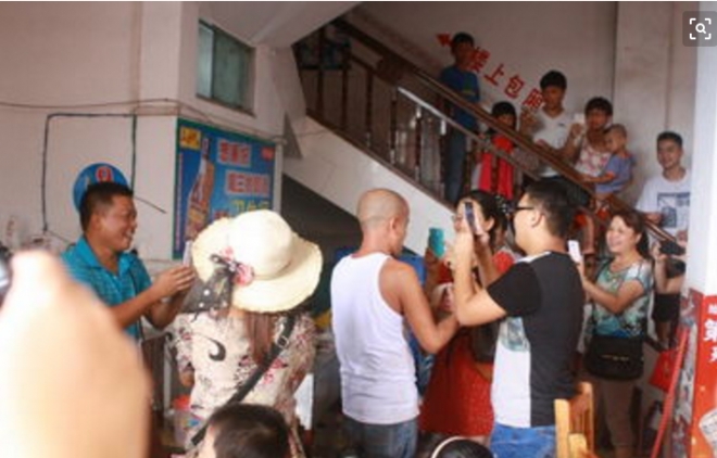 实拍真人版光头强：为改善生活不懈奋斗！(3)