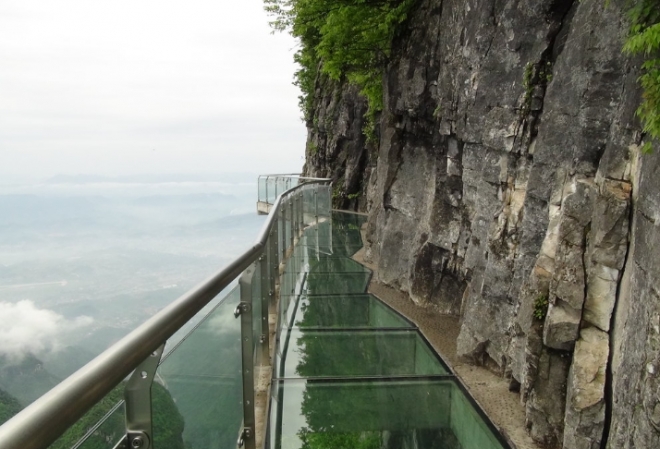 实拍：中国最恐怖“玻璃栈道”，脚下就是万丈悬崖(1)