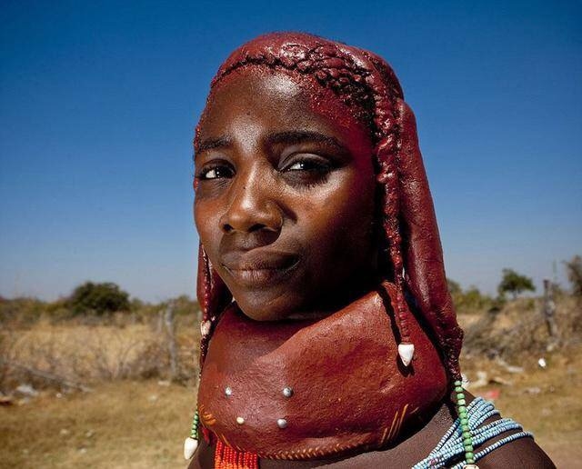 牛粪固定发型，一生不得摘下泥土项圈，摄影纪实安哥拉部落的女人(1)