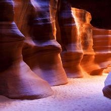 羚羊峡谷，自然的奇幻美景是游客们的“地下天堂”(1)
