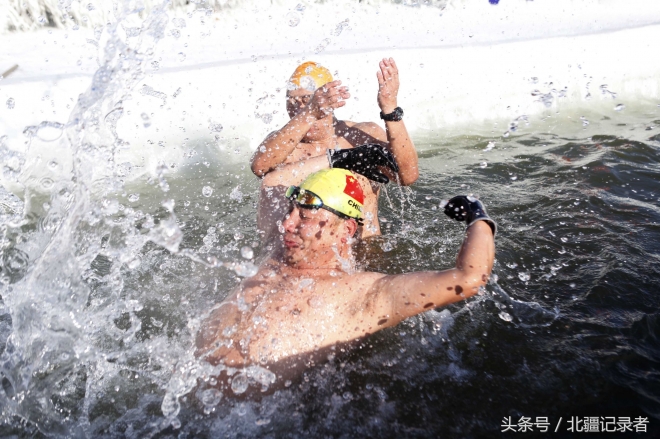 东北大叔大妈-33℃极寒赤膊泡冰水 晒“日光浴”做俯卧撑健身(4)