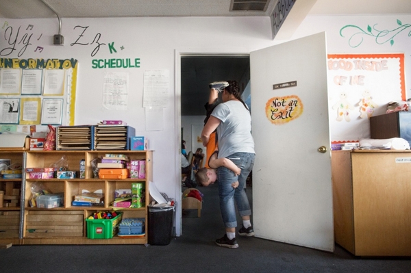 美国女子监狱，女囚为逃避劳动，利用探监机会积极造宝宝(2)