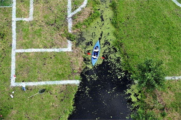 建在田上 河道从中穿过 世上还有如此奇葩足球场(2)
