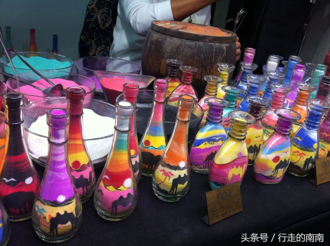 迪拜“大叔”在成都现做现卖阿拉伯沙瓶画，异域风情浓郁(2)