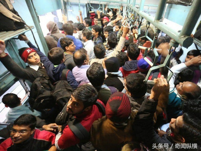 实拍印度人挤火车：车厢也分高低档，还有女性专属车厢(2)