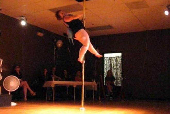 大姐，你这么跳钢管舞，你考虑过钢管的感受么？为那根钢管担忧！(3)