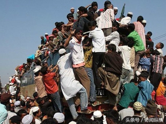 实拍印度人挤火车：车厢也分高低档，还有女性专属车厢(1)