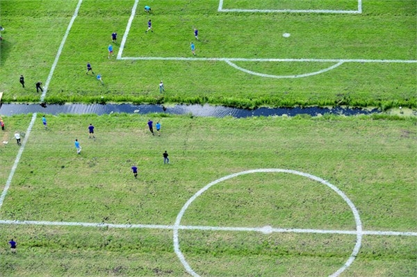 建在田上 河道从中穿过 世上还有如此奇葩足球场(2)