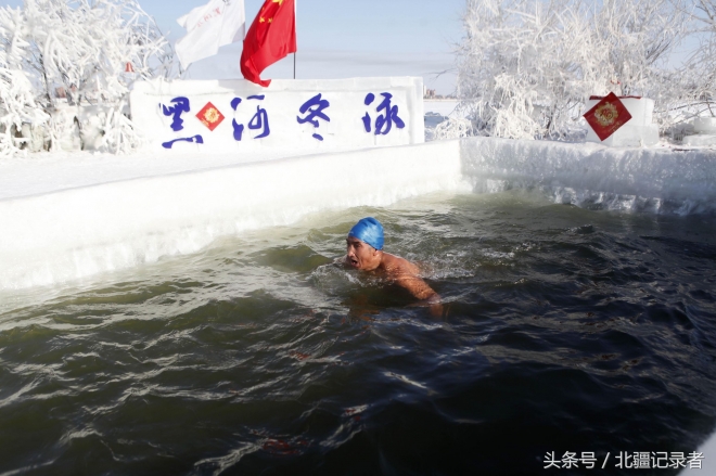 东北大叔大妈-33℃极寒赤膊泡冰水 晒“日光浴”做俯卧撑健身(3)