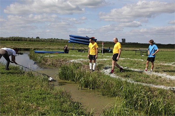建在田上 河道从中穿过 世上还有如此奇葩足球场(4)