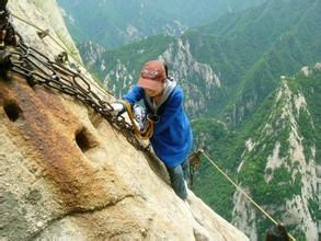 世界上最危险的栈道 许多人冒着生命危险也要征服它(1)