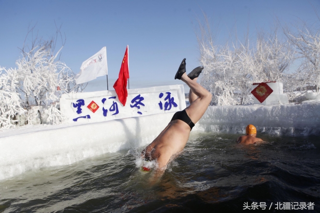 东北大叔大妈-33℃极寒赤膊泡冰水 晒“日光浴”做俯卧撑健身(3)