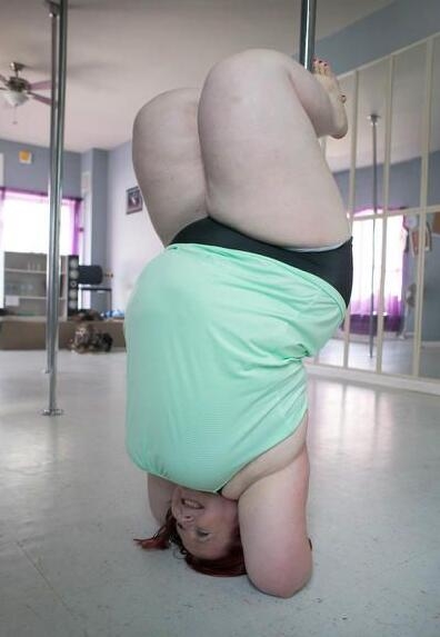 大姐，你这么跳钢管舞，你考虑过钢管的感受么？为那根钢管担忧！(2)