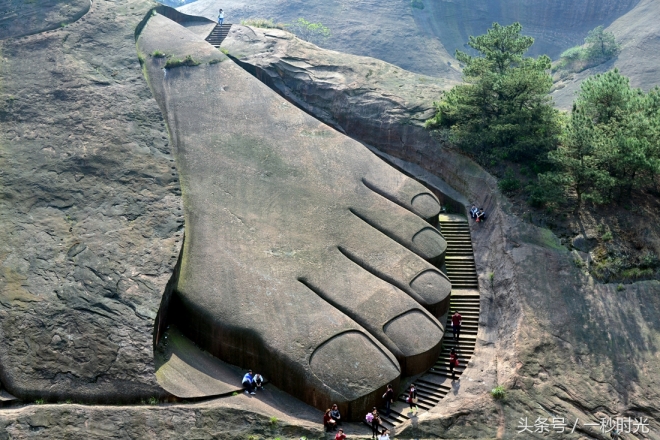 世界最大的卧佛在中国：利用山势雕琢而成，令人震撼的艺术神韵(1)