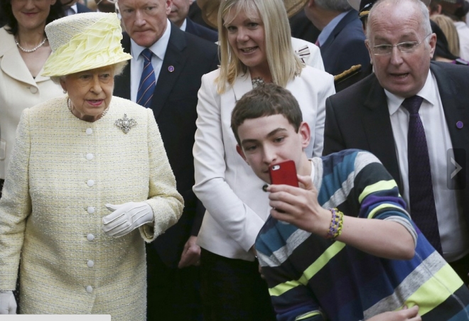 英国女王也会抢镜头，摄影记录那些极具价值的自拍照！(1)